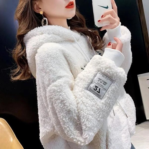 Moteriški pūkiniai megztiniai su emblema