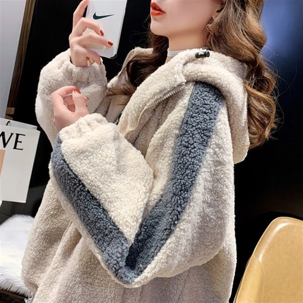 Дамски плюшен суитчър с качулка и емблема 