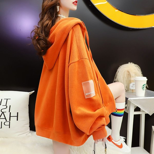 Széles női pulóver cipzárral és hosszú ujjal