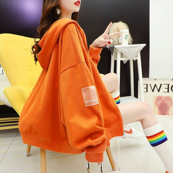 Széles női pulóver cipzárral és hosszú ujjal