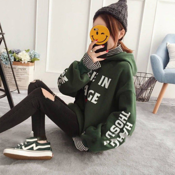 Női pulóver zöld és sárga feliratokkal