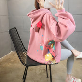 Széles pulóver modell színes applikációval