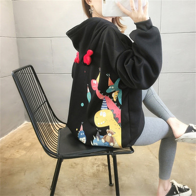 Széles pulóver modell színes applikációval