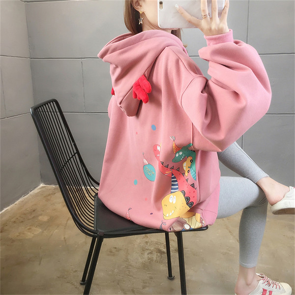 Széles pulóver modell színes applikációval