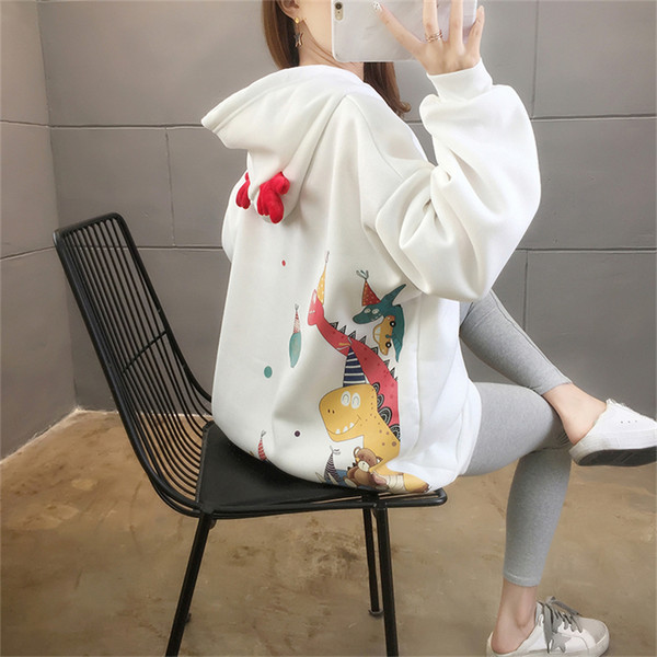 Széles pulóver modell színes applikációval