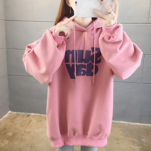 Széles pulóver modell színes applikációval