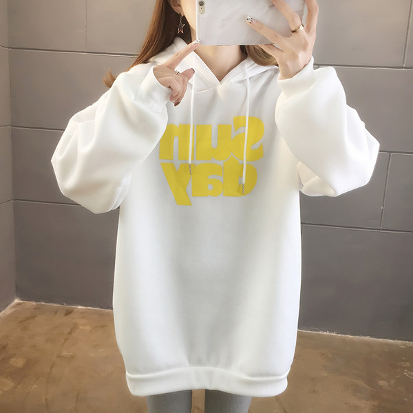 Széles pulóver modell színes applikációval