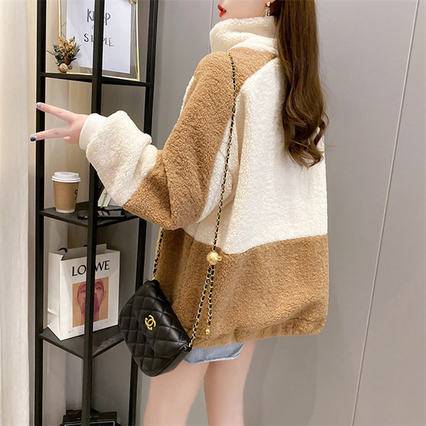 Széles női pulóver cipzárral és magas gallérral