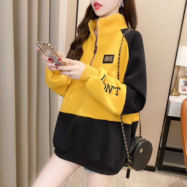 Свободен модел дамски суичър с емблема и висока яка с цип