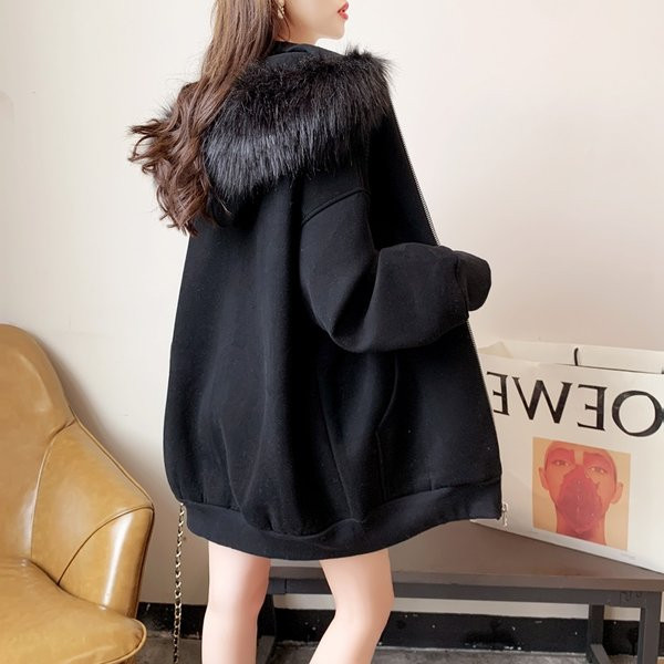 Plataus modelio moteriškas megztinis su pūkais ant gobtuvo