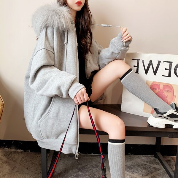 Plataus modelio moteriškas megztinis su pūkais ant gobtuvo