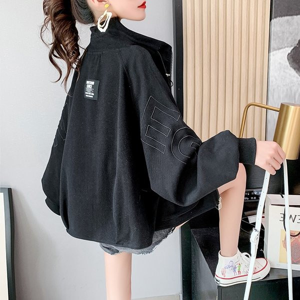 Széles modellű női pulóver zsebekkel