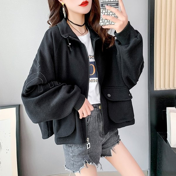 Széles modellű női pulóver zsebekkel