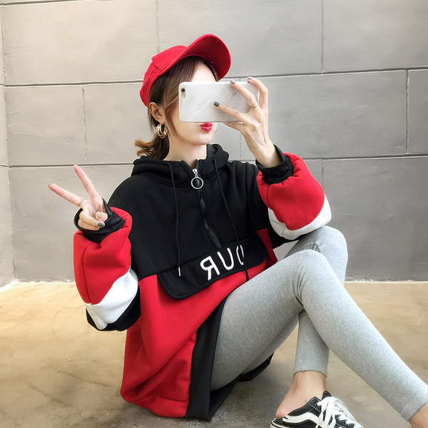 Széles női pulóver piros és sárga zsebbel