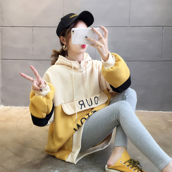 Széles női pulóver piros és sárga zsebbel