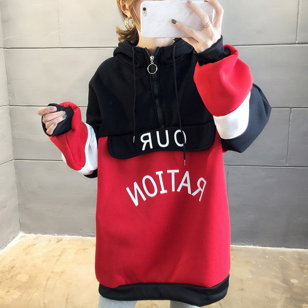 Széles női pulóver piros és sárga zsebbel