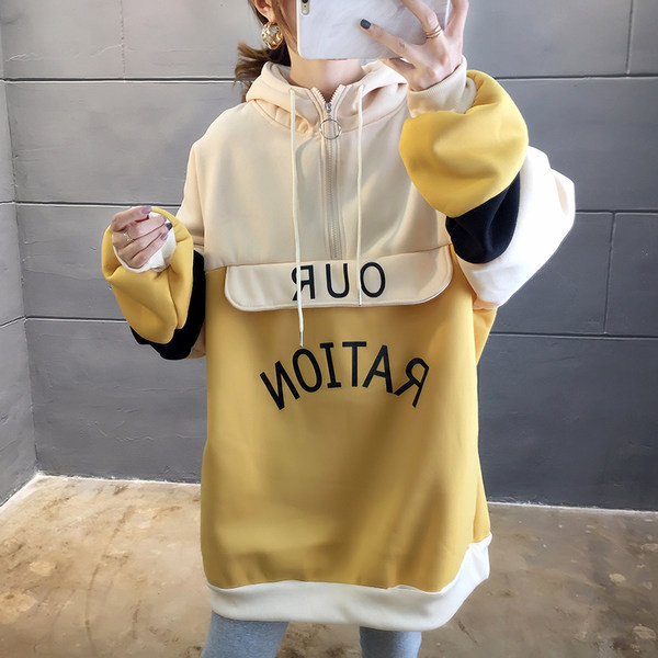 Széles női pulóver piros és sárga zsebbel