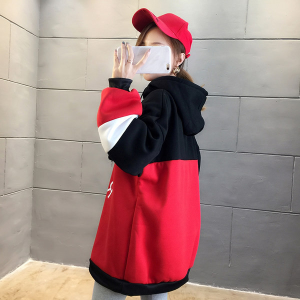 Széles női pulóver piros és sárga zsebbel