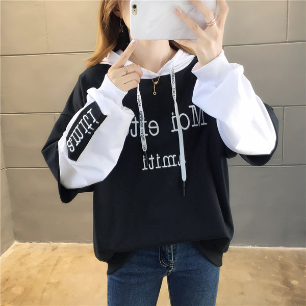 Hanorac lat, cu glugă și inscripții