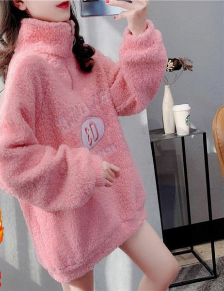 Hosszú női pulóver hímzéssel és magas gallérral