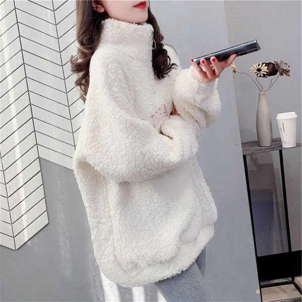 Hosszú női pulóver hímzéssel és magas gallérral