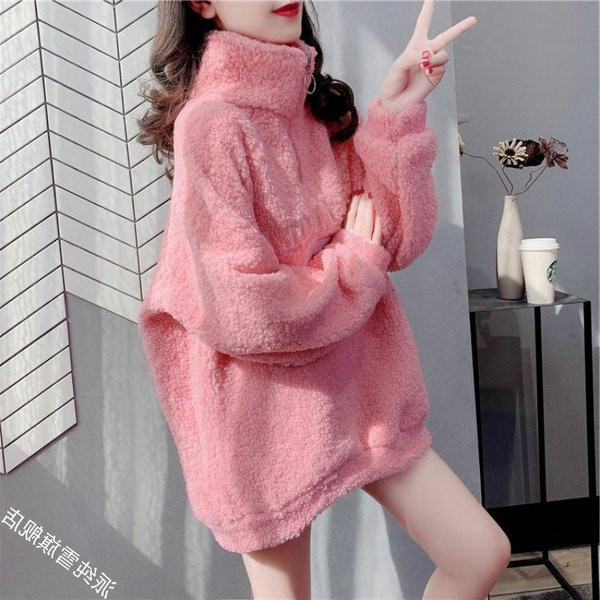 Hosszú női pulóver hímzéssel és magas gallérral