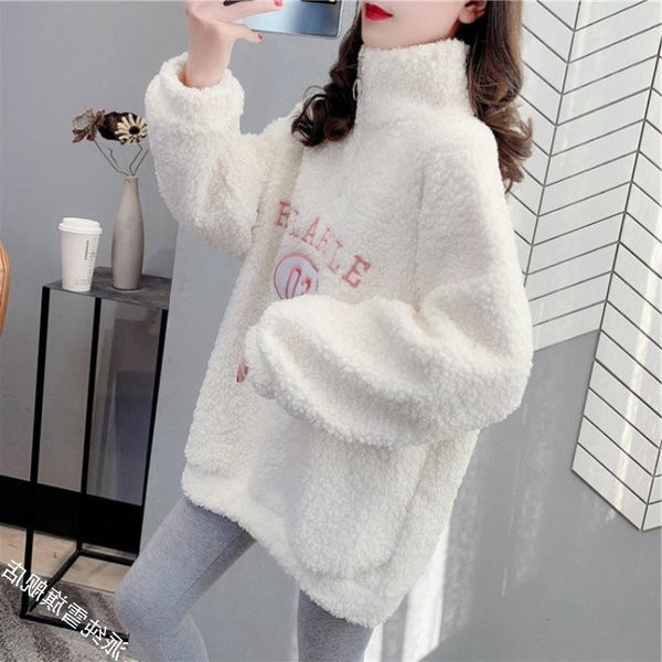 Hosszú női pulóver hímzéssel és magas gallérral