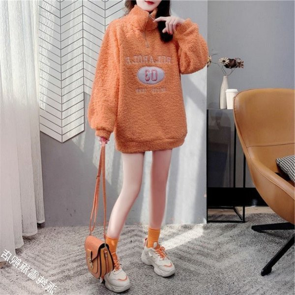 Hosszú női pulóver hímzéssel és magas gallérral