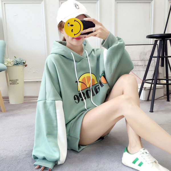 Modern női széles pulóver kapucnival és színes rátéttel