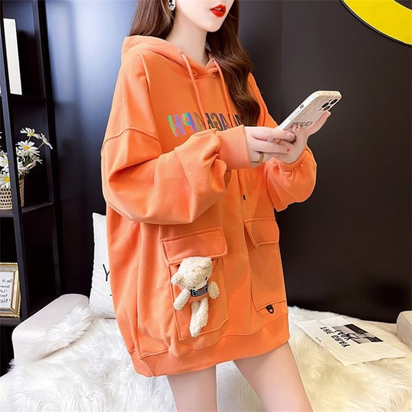 Női pulóver zsebekkel és 3D díszítéssel