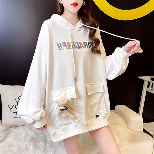 Női pulóver zsebekkel és 3D díszítéssel