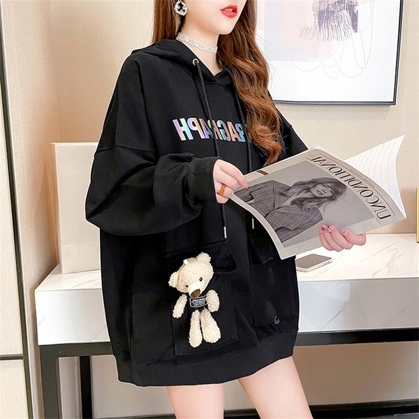 Női pulóver zsebekkel és 3D díszítéssel