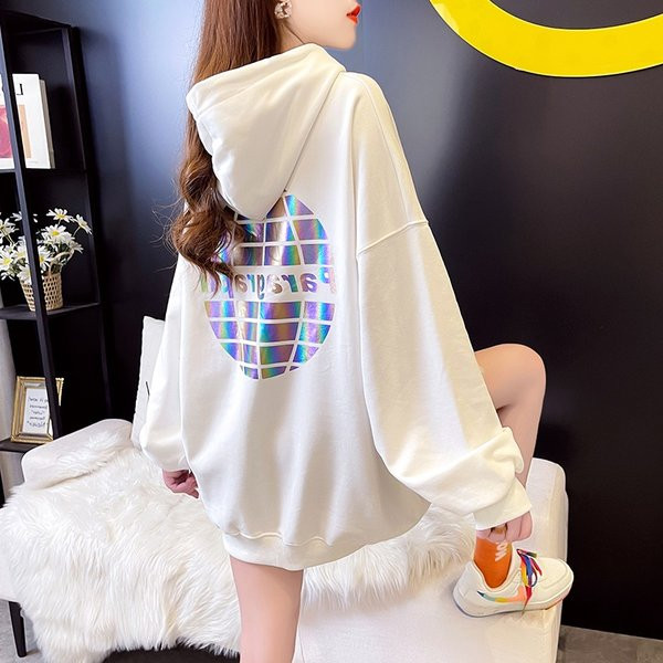 Női pulóver zsebekkel és 3D díszítéssel