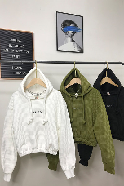 Κοντό μοντέλο γυναικείο φούτερ με κεντητή επιγραφή