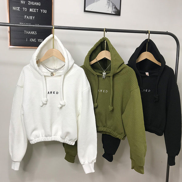 Κοντό μοντέλο γυναικείο φούτερ με κεντητή επιγραφή