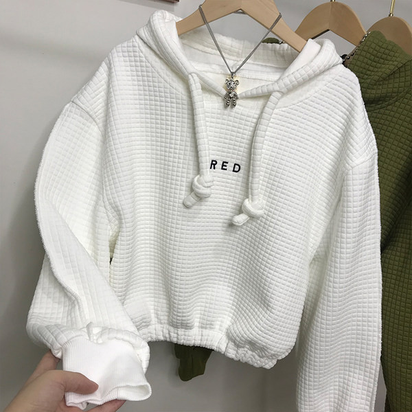 Κοντό μοντέλο γυναικείο φούτερ με κεντητή επιγραφή