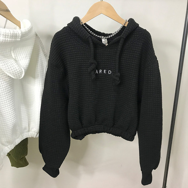 Κοντό μοντέλο γυναικείο φούτερ με κεντητή επιγραφή