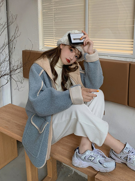 Γυναικείο πουπουλένιο μπουφάν με τσέπες - φαρδύ μοντέλο