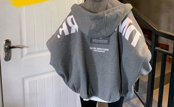 Hanorac larg de damă cu glugă