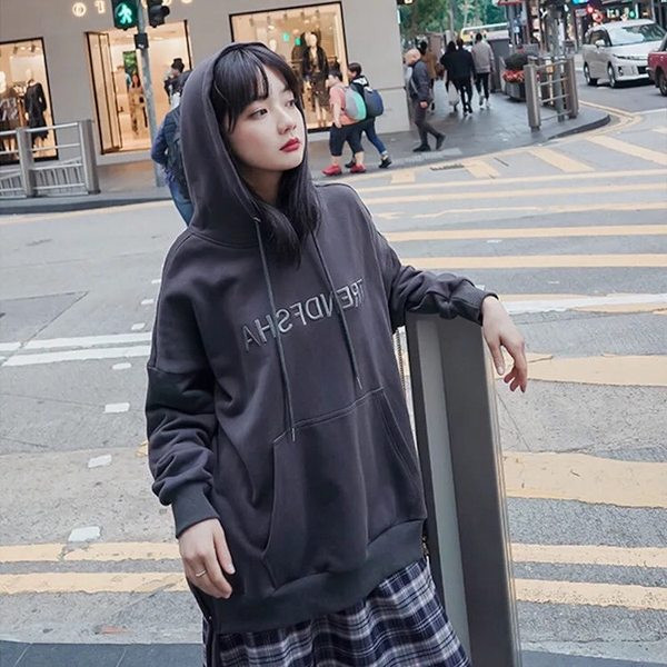 Μοντέρνο γυναικείο φαρδύ φούτερ με κουκούλα