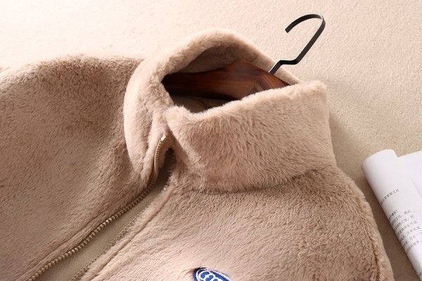 Geaca de pluș de damă cu guler înalt și emblemă