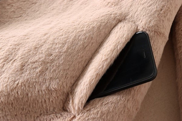 Geaca de pluș de damă cu guler înalt și emblemă