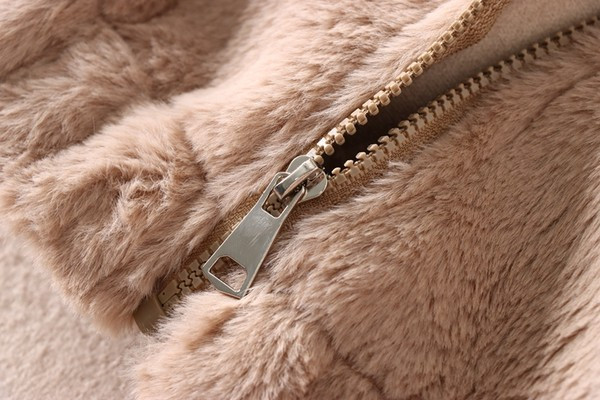 Geaca de pluș de damă cu guler înalt și emblemă