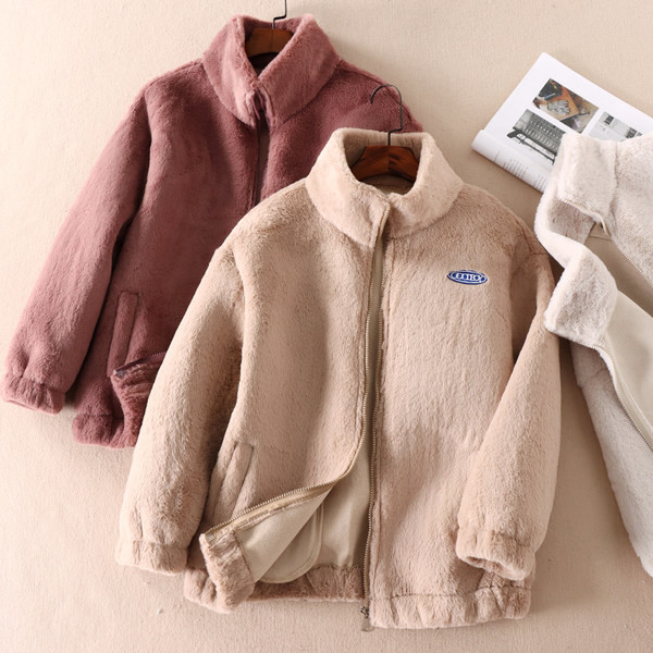 Geaca de pluș de damă cu guler înalt și emblemă