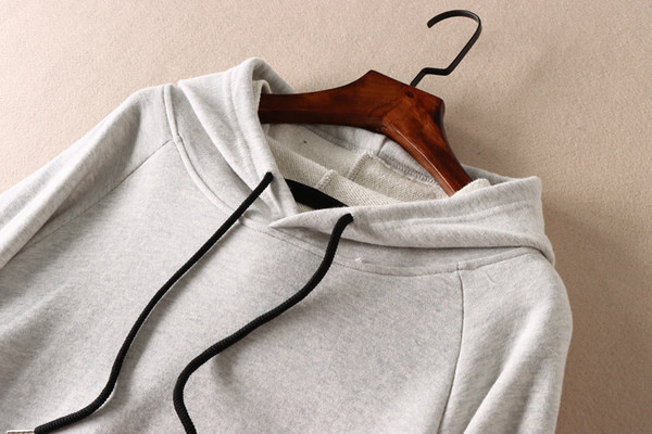 Plata modeļa sieviešu sporta krekls ar kapuci