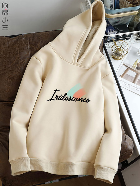 Hanorac modern cu glugă și mâneci lungi