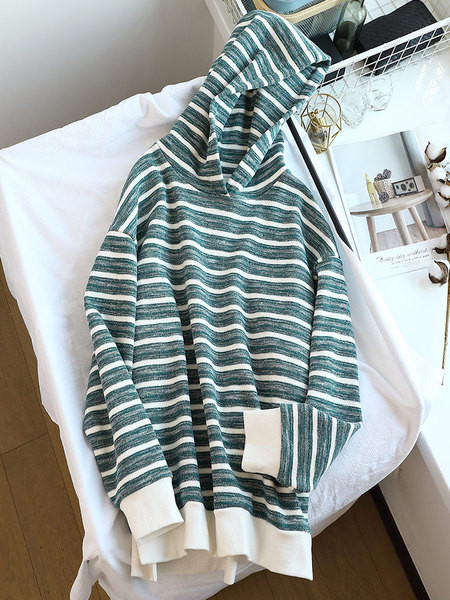 Női csíkos pulóver rátéttel