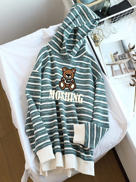 Női csíkos pulóver rátéttel