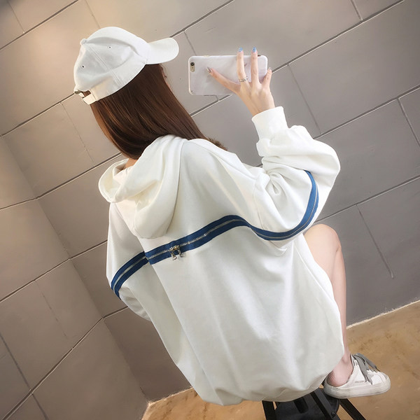 Széles modell női pulóver felirattal és kapucnival