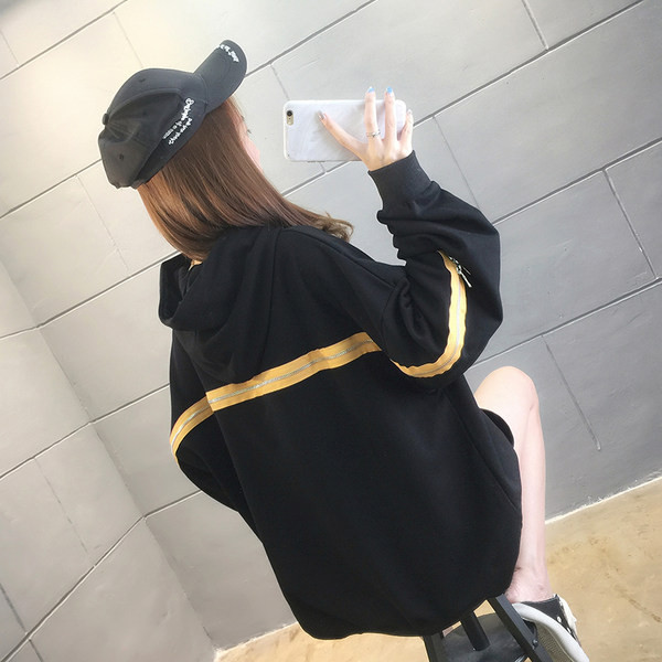 Széles modell női pulóver felirattal és kapucnival